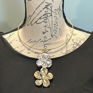 Gold Tone Wire Flower Necklace